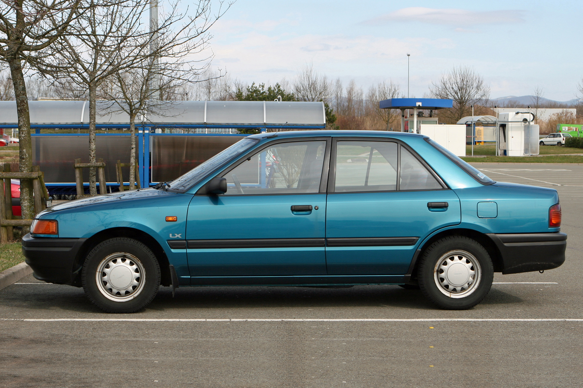 Mazda 323 4 ème génération