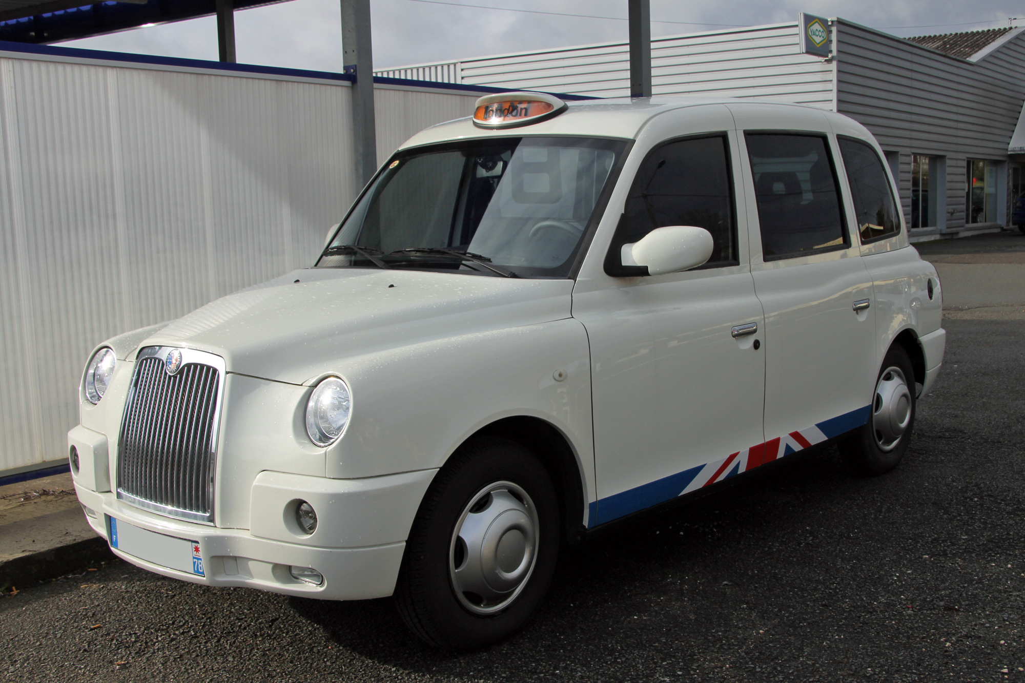 Carbodies (London Taxi)  TX4