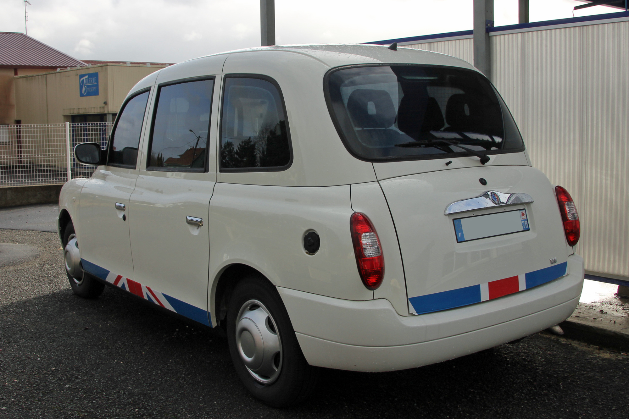 Carbodies (London Taxi)  TX4