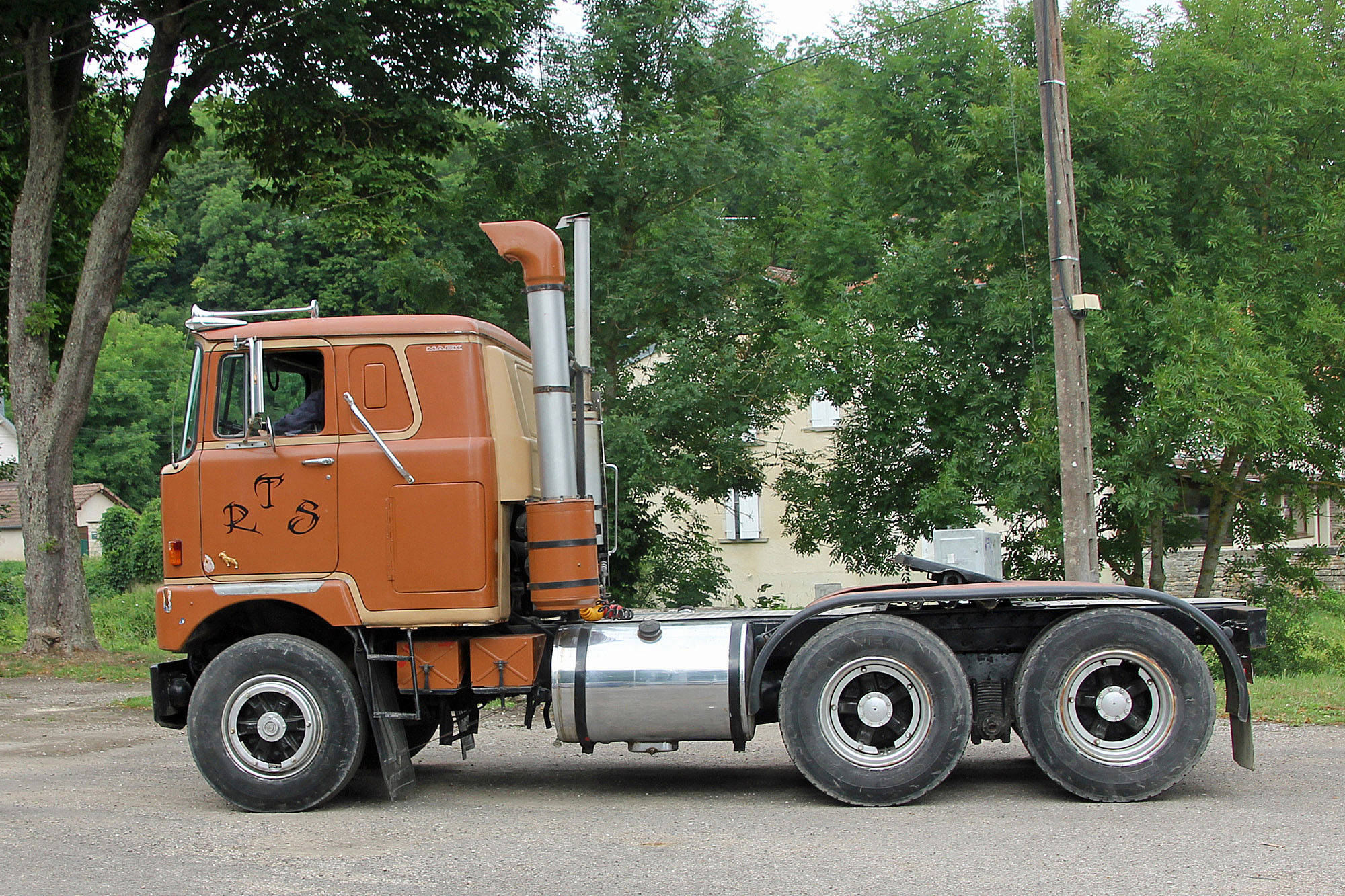 Mack F-700