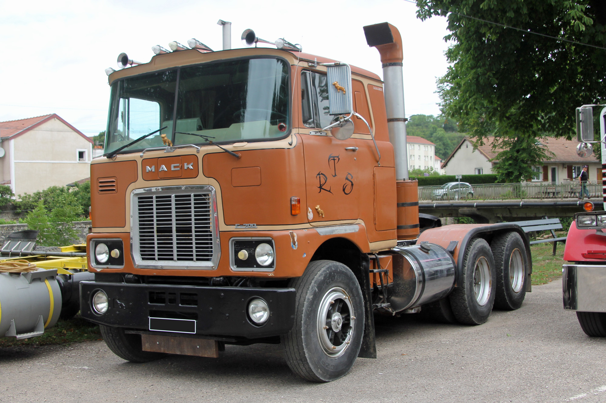 Mack F-700